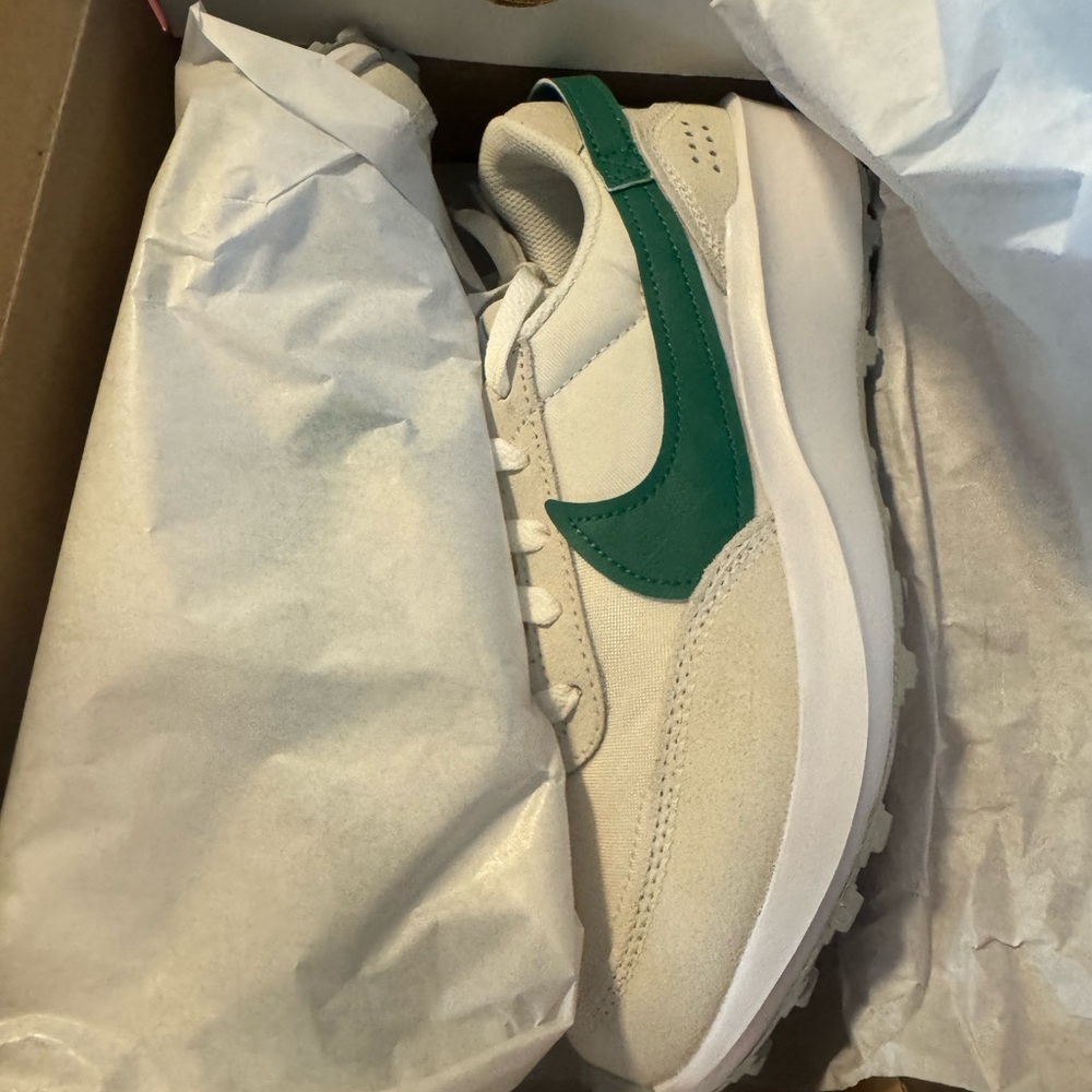 Nike White and Green Retro Runner Waffle Debut BNIB - Picture 2 of 5